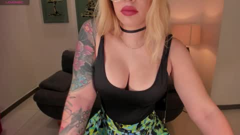 Snapshot of madisonkane chatting on 12.14.25 Madison Kane online show from 12.14.25