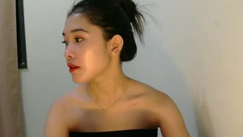 Snapshot of mae_luna chatting on 06.18.26 mae_luna online show from 06.18.26