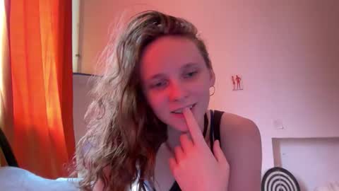 Snapshot of magic_mini_moon chatting on 09.18.25 Mikky or Moon online show from 09.18.25