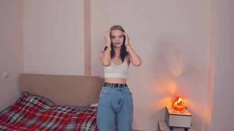 Snapshot of magical_lily chatting on 10.28.25 Lily online show from 10.28.25