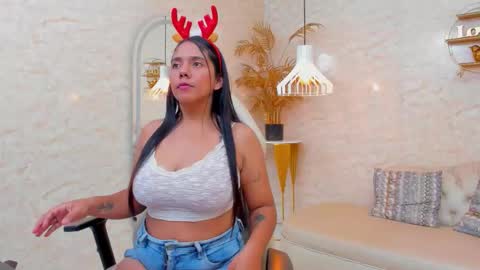 Snapshot of mai_bigboobs chatting on 12.01.25 Mai Bigboobs online show from 12.01.25