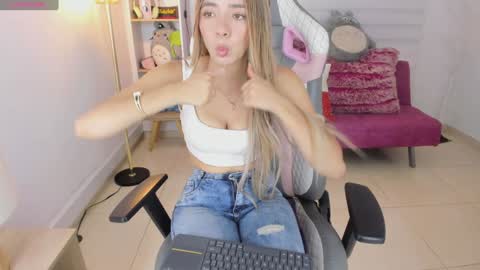 Snapshot of majo_gomez chatting on 12.11.24 Majo online show from 12.11.24