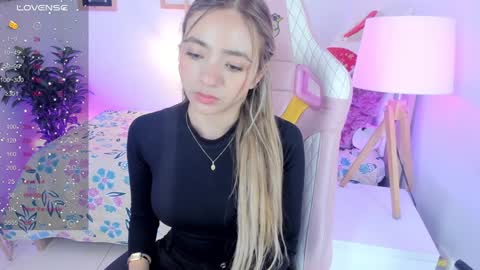 Snapshot of majo_gomez chatting on 12.23.24 Majo online show from 12.23.24