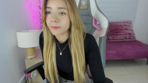 Snapshot of majo_gomez chatting on 02.10.25 Majo online show from 02.10.25