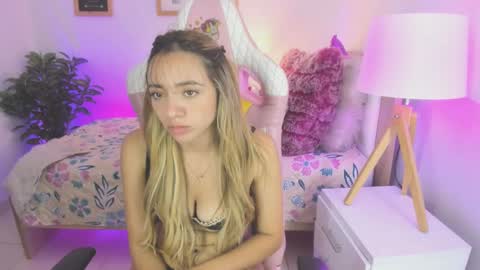 Snapshot of majo_gomez chatting on 02.19.25 Majo online show from 02.19.25