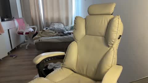 Snapshot of malcolm_yang chatting on 10.02.25 Tom and Mark 3 online show from 10.02.25