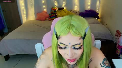 Snapshot of maliciaxpoison chatting on 05.18.26 maliciaxpoison online show from 05.18.26