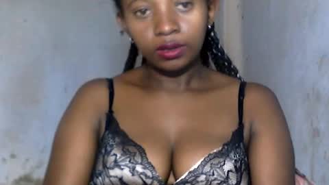 Snapshot of malinah01 chatting on 12.17.24 malinah01 online show from 12.17.24