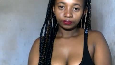 Snapshot of malinah01 chatting on 12.19.24 malinah01 online show from 12.19.24