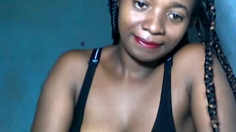 Snapshot of malinah01 chatting on 12.19.24 malinah01 online show from 12.19.24