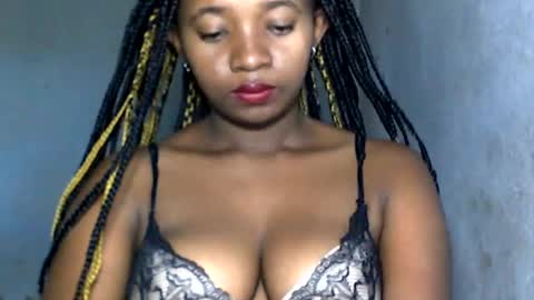 Snapshot of malinah01 chatting on 01.05.25 malinah01 online show from 01.05.25