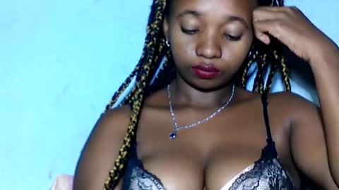 Snapshot of malinah01 chatting on 01.25.25 malinah01 online show from 01.25.25