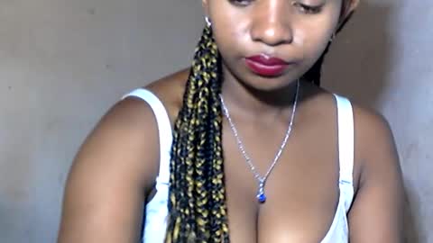 Snapshot of malinah01 chatting on 01.28.25 malinah01 online show from 01.28.25