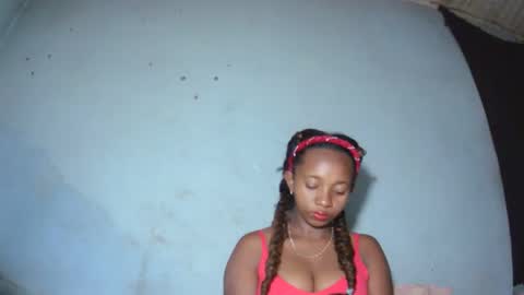 Snapshot of malinah01 chatting on 09.15.25 malinah01 online show from 09.15.25