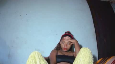 Snapshot of malinah01 chatting on 09.16.25 malinah01 online show from 09.16.25