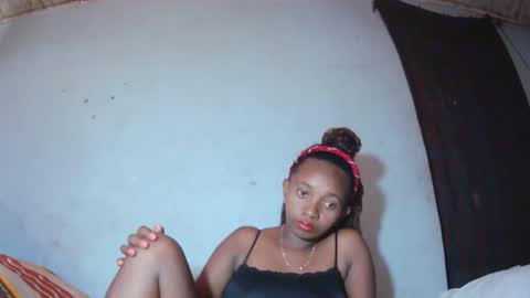 Snapshot of malinah01 chatting on 09.17.25 malinah01 online show from 09.17.25