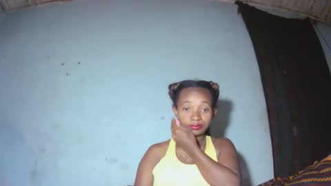 Snapshot of malinah01 chatting on 09.19.25 malinah01 online show from 09.19.25