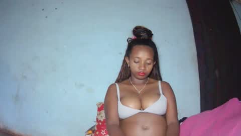 Snapshot of malinah01 chatting on 09.24.25 malinah01 online show from 09.24.25