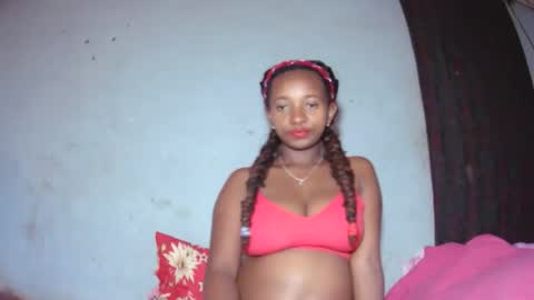 Snapshot of malinah01 chatting on 09.28.25 malinah01 online show from 09.28.25