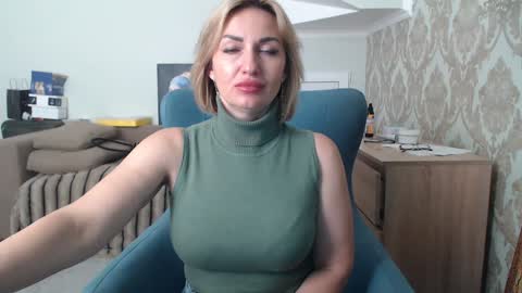 Snapshot of mallinia chatting on 04.14.26 mallinia online show from 04.14.26