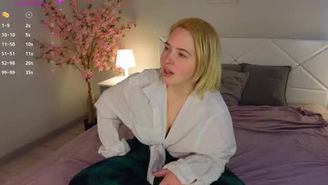 manic_pixie_ online show from 03.09.25