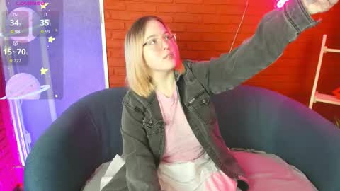 manic_pixie_ online show from 10.17.25