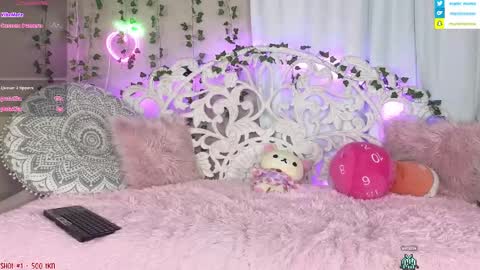 Snapshot of manicmomo chatting on 01.03.25 Momo online show from 01.03.25