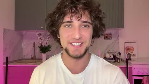 Snapshot of manolein chatting on 10.16.25 manolein online show from 10.16.25