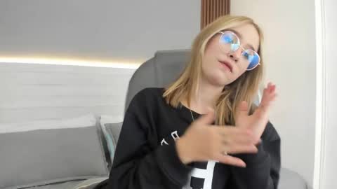 mara_33 online show from 12.16.25