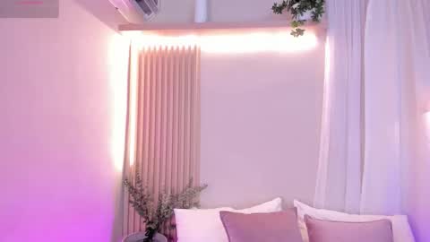 Snapshot of mara_brooks chatting on 12.15.25 Mara online show from 12.15.25