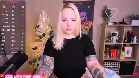 Snapshot of marcelinepeach chatting on 01.10.25 Sara online show from 01.10.25