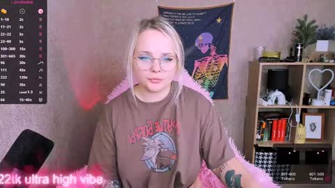 Snapshot of marcelinepeach chatting on 02.02.25 Sara online show from 02.02.25