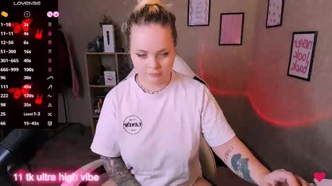 Snapshot of marcelinepeach chatting on 02.23.25 Sara online show from 02.23.25