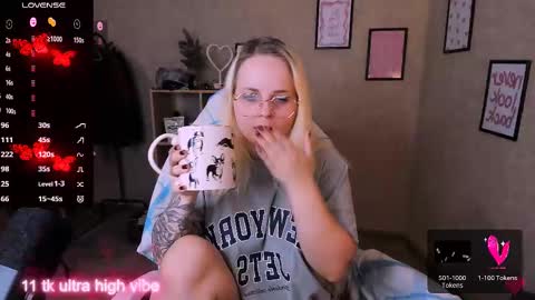 Snapshot of marcelinepeach chatting on 03.01.25 Sara online show from 03.01.25