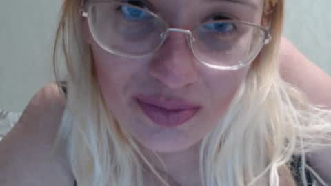 Snapshot of margo_shine chatting on 11.22.25 margo_shine online show from 11.22.25