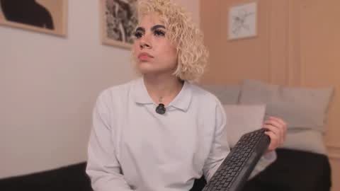 Snapshot of marian_pinzon chatting on 02.17.26 Marian online show from 02.17.26