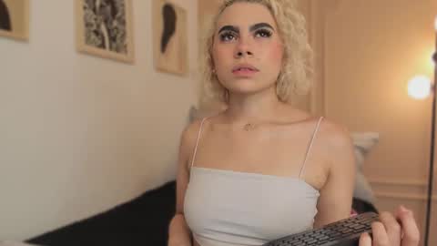 Snapshot of marian_pinzon chatting on 02.23.26 Marian online show from 02.23.26