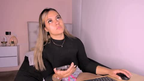 Mariana Roe online show from 12.25.24