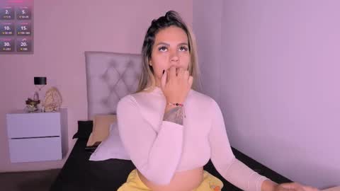 Mariana Roe online show from 02.25.25