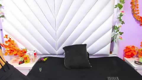 Snapshot of marianathompson_ chatting on 12.14.25 MarianaThomsop online show from 12.14.25