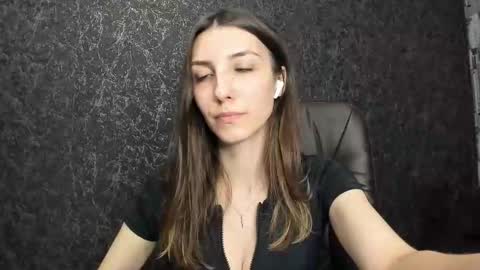 Snapshot of marielleanker chatting on 09.14.25 marielleanker online show from 09.14.25