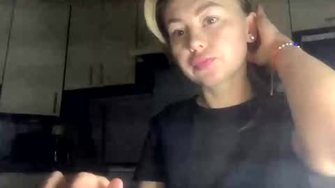 Snapshot of martaluna_ chatting on 11.13.25 Marta online show from 11.13.25