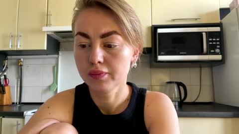 Snapshot of martaluna_ chatting on 06.17.26 Marta online show from 06.17.26