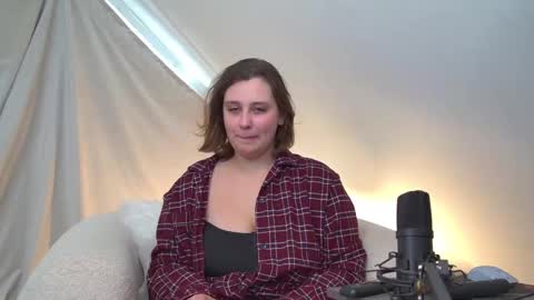 Snapshot of marymurrays chatting on 09.18.25 MaryMurrays online show from 09.18.25