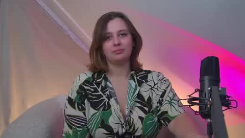 Snapshot of marymurrays chatting on 09.29.25 MaryMurrays online show from 09.29.25