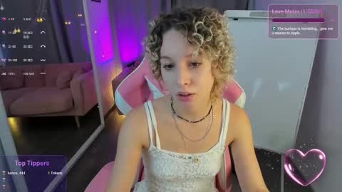 Snapshot of marywohlberg chatting on 11.21.25 Mary online show from 11.21.25