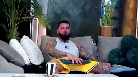 Snapshot of masterkingofmuscle chatting on 12.04.25 masterkingofmuscle online show from 12.04.25