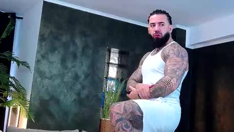 Snapshot of masterkingofmuscle chatting on 12.16.25 masterkingofmuscle online show from 12.16.25