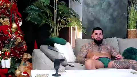 Snapshot of masterkingofmuscle chatting on 12.17.25 masterkingofmuscle online show from 12.17.25