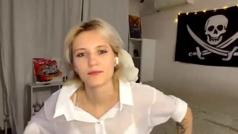 Snapshot of maudhendry chatting on 09.09.25 Mia online show from 09.09.25